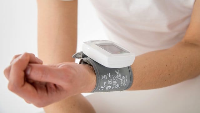 Am besten entspannt: Messen sollte man den Blutdruck erst, wenn man mindestens fünf Minuten ruhig gesessen hat. Am besten entspannt: Messen sollte man den Blutdruck erst, wenn man mindestens fünf Minuten ruhig gesessen hat.