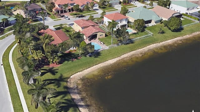 Satellitenaufnahme von Google Earth: Etwa in der Bildmitte, nahe am Ufer des kleinen Sees, ist das verrottete Autowrack zu sehen. Satellitenaufnahme von Google Earth: Etwa in der Bildmitte, nahe am Ufer des kleinen Sees, ist das verrottete Autowrack zu sehen.