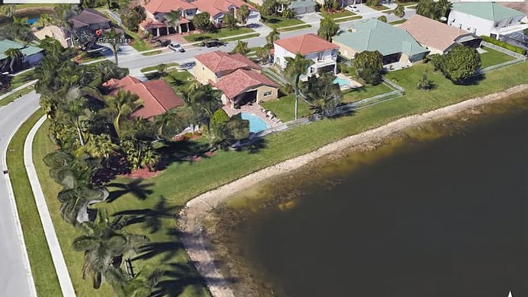 Satellitenaufnahme von Google Earth: Etwa in der Bildmitte, nahe am Ufer des kleinen Sees, ist das verrottete Autowrack zu sehen.