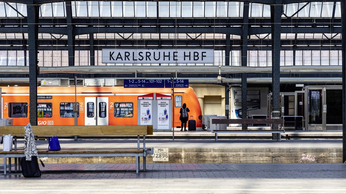 Bahnsteig am Hauptbahnhof: Zwischen Mannheim und Karlsruhe kommt es auf der Bahnstrecke zu Behinderungen.