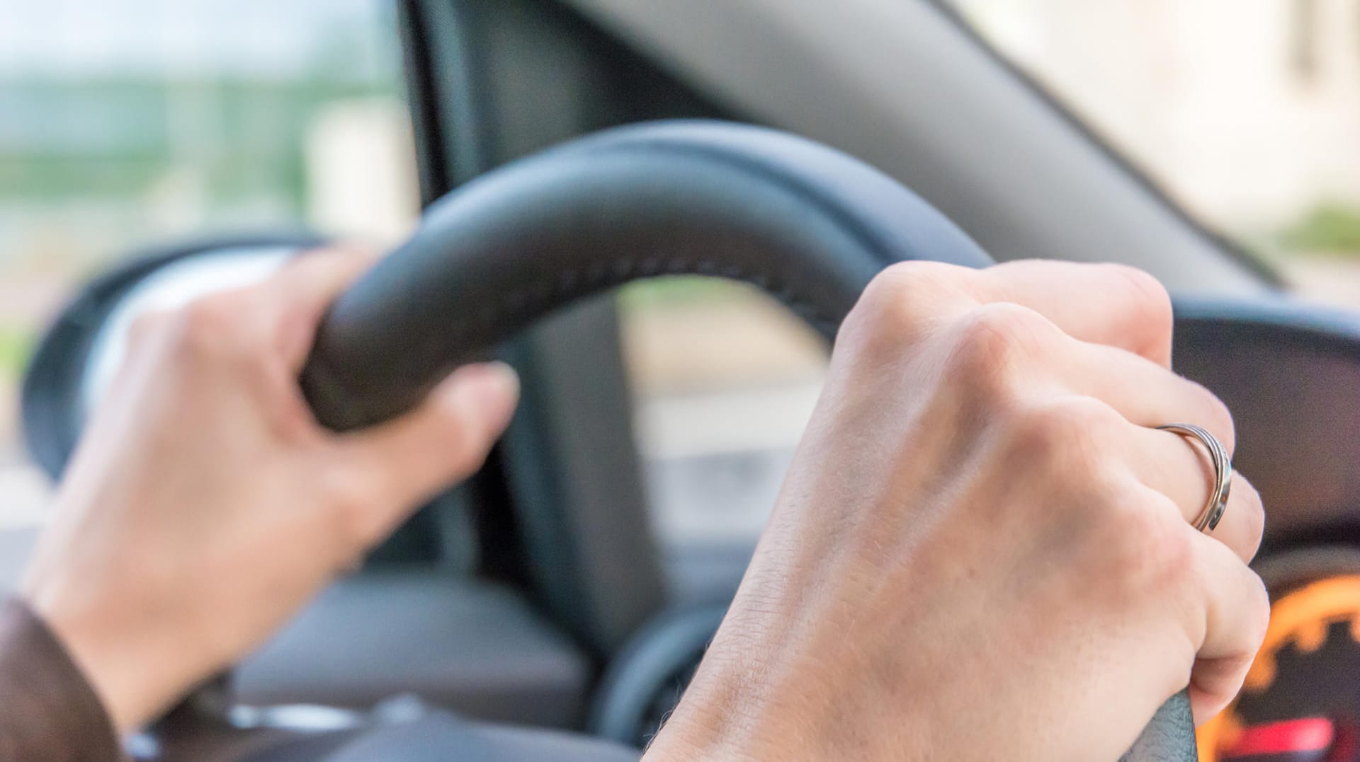 Eine Person sitzt am Steuer eines Autos: Die Mindestdauer eines bußgeldrechtlichen Fahrverbots liegt bei einem Monat.