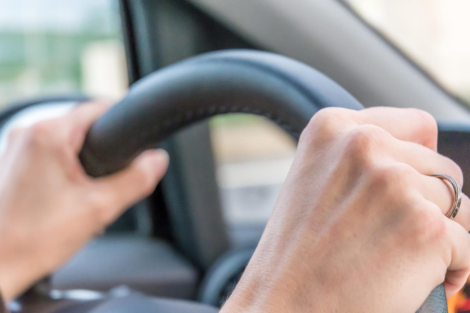 Eine Person sitzt am Steuer eines Autos: Die Mindestdauer eines bußgeldrechtlichen Fahrverbots liegt bei einem Monat.