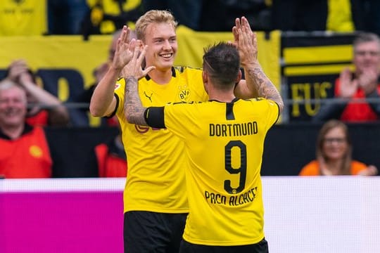 Die BVB-Profis Julian Brandt (l) und Paco Alcacer wollen auch gegen Bayer Leverkusen jubeln.
