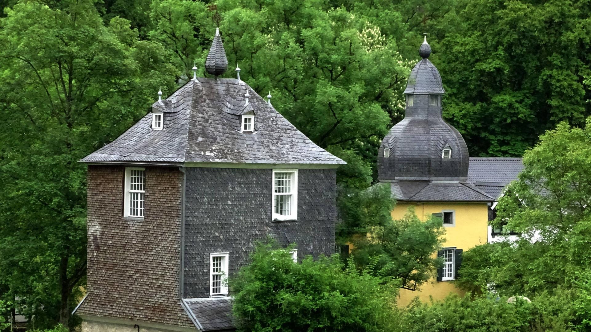 Blick vom nahen Wald auf das Schloss Lüntenbeck in Wuppertal: Dort finden im Rahmen der Veranstaltungsreihe "Wuppertal 24h live" zahlreiche Aktionen statt.