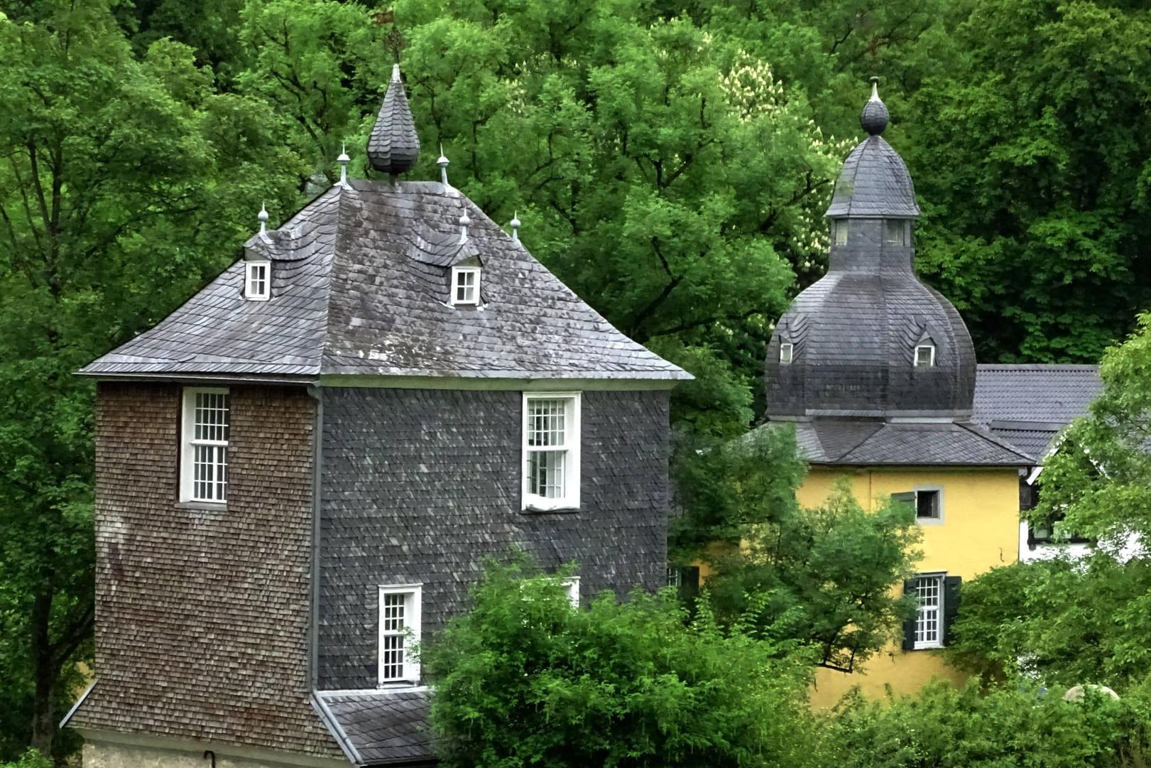 Blick vom nahen Wald auf das Schloss Lüntenbeck in Wuppertal: Dort finden im Rahmen der Veranstaltungsreihe "Wuppertal 24h live" zahlreiche Aktionen statt.