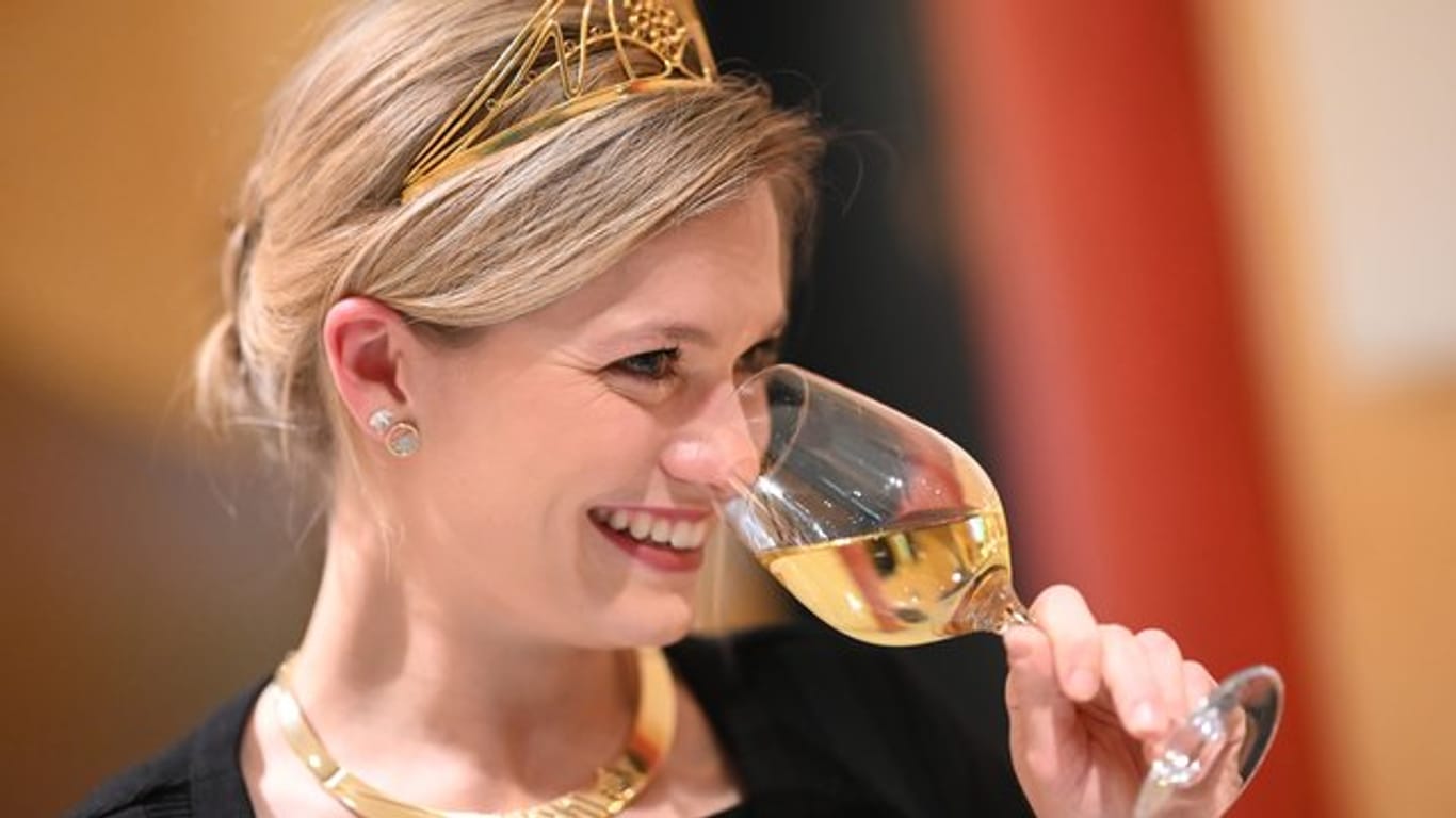 Die Deutsche Weinkönigin Carolin Klöckner 2018 in Karlsruhe.