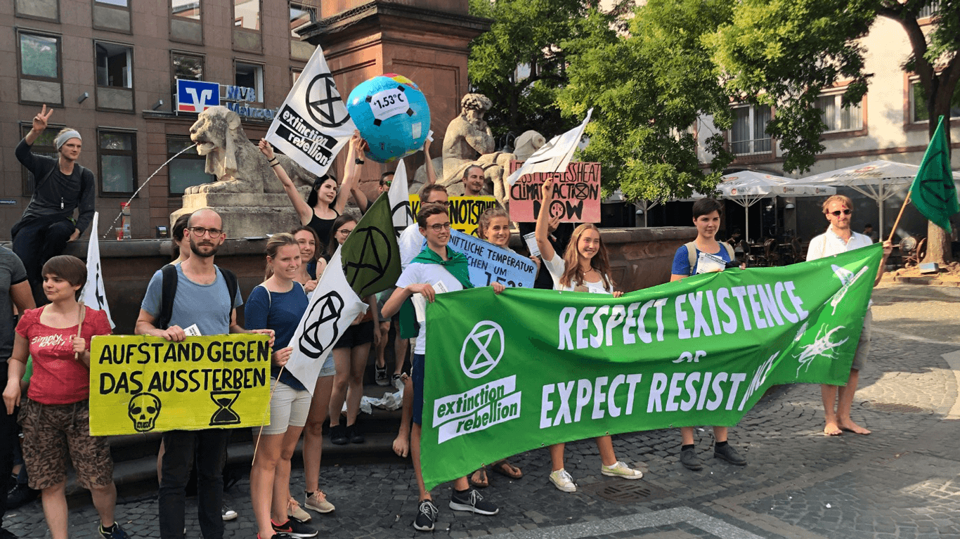 Protest in der Mainzer Innenstadt: Die "Extinction-Rebellion"-Gruppe fordert den Klimanotstand für die Stadt – und noch mehr.