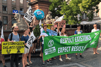 Protest in der Mainzer Innenstadt: Die "Extinction-Rebellion"-Gruppe fordert den Klimanotstand für die Stadt – und noch mehr.