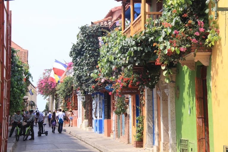 Die bunten Häuser der Altstadt von Cartagena: Neben kolonialen Gebäuden hebt sich Kolumbiens Architektur mit dem Mut zur Farbe hervor.