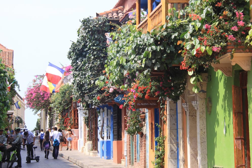 Die bunten Häuser der Altstadt von Cartagena: Neben kolonialen Gebäuden hebt sich Kolumbiens Architektur mit dem Mut zur Farbe hervor.