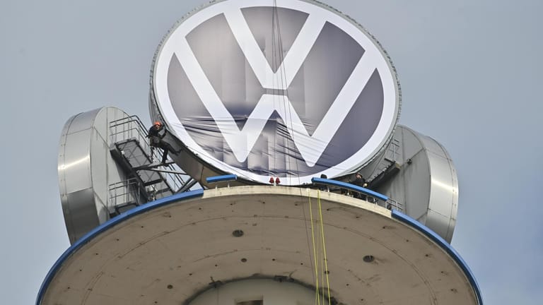 Das VW-Logo: Volkswagen steckt viele Milliarden in die Entwicklung neuer Elektroautos und will in einigen Jahren Marktführer werden.