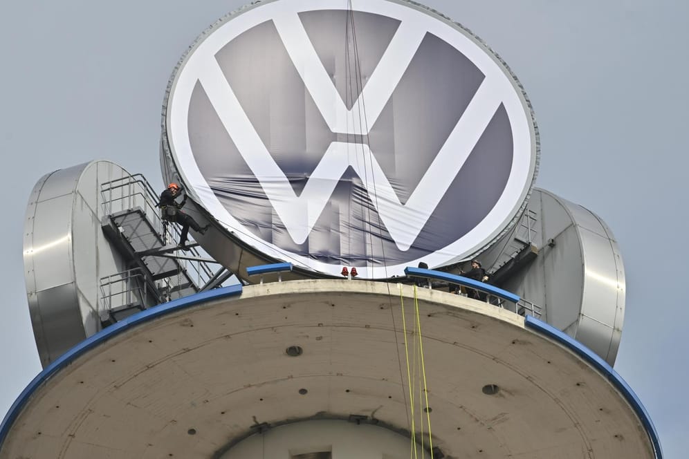 Das VW-Logo: Volkswagen steckt viele Milliarden in die Entwicklung neuer Elektroautos und will in einigen Jahren Marktführer werden.