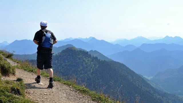 Bevor es in die Berge geht, sollte man seinen Gleichgewichtssinn trainieren.