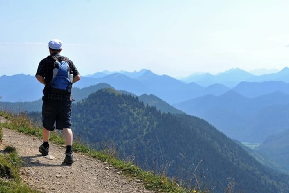 Bevor es in die Berge geht, sollte man seinen Gleichgewichtssinn trainieren.