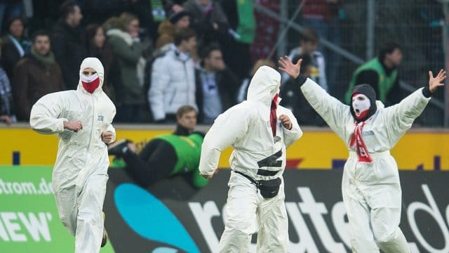 Kölner Fans stürmten beim rheinischen Derby 2015 den Platz im Borussia-Park. Kölner Fans stürmten beim rheinischen Derby 2015 den Platz im Borussia-Park.