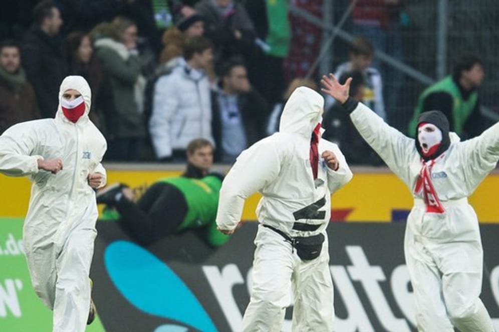 Kölner Fans stürmten beim rheinischen Derby 2015 den Platz im Borussia-Park.