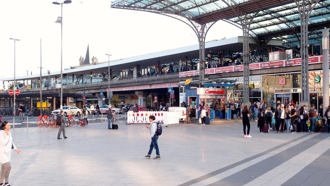 Blick auf den Breslauer Platz in Köln: Hinter der Currywurst-Bude sollen 28 Container der Bundespolizei aufgestellt werden.