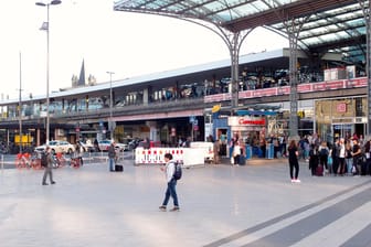 Blick auf den Breslauer Platz in Köln: Hinter der Currywurst-Bude sollen 28 Container der Bundespolizei aufgestellt werden.