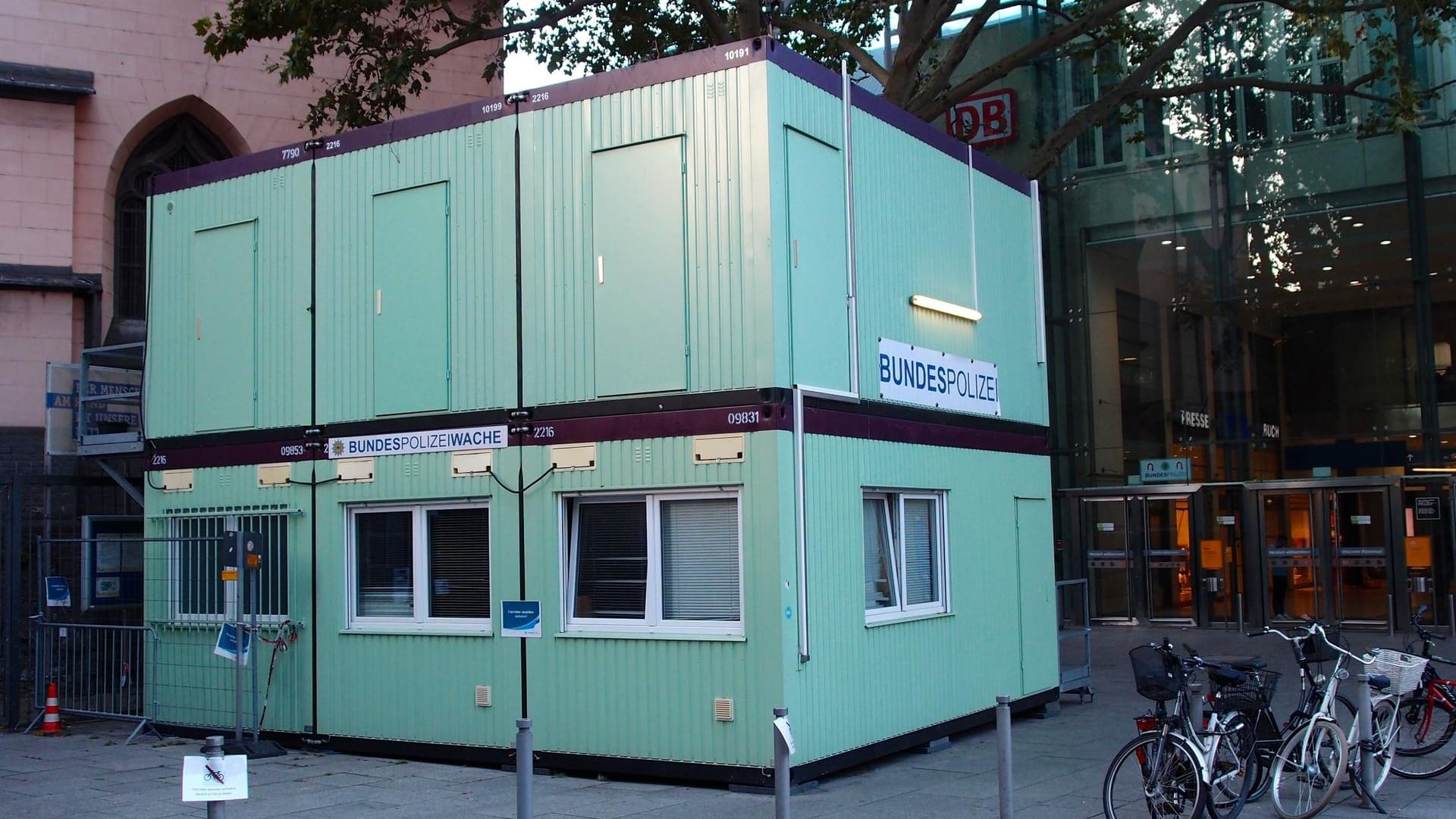 Container der Bundespolizei: Die Interimsbüros befinden sich aktuell noch in unmittelbarer Nachbarschaft zur Kirche St. Mariä Himmelfahrt.