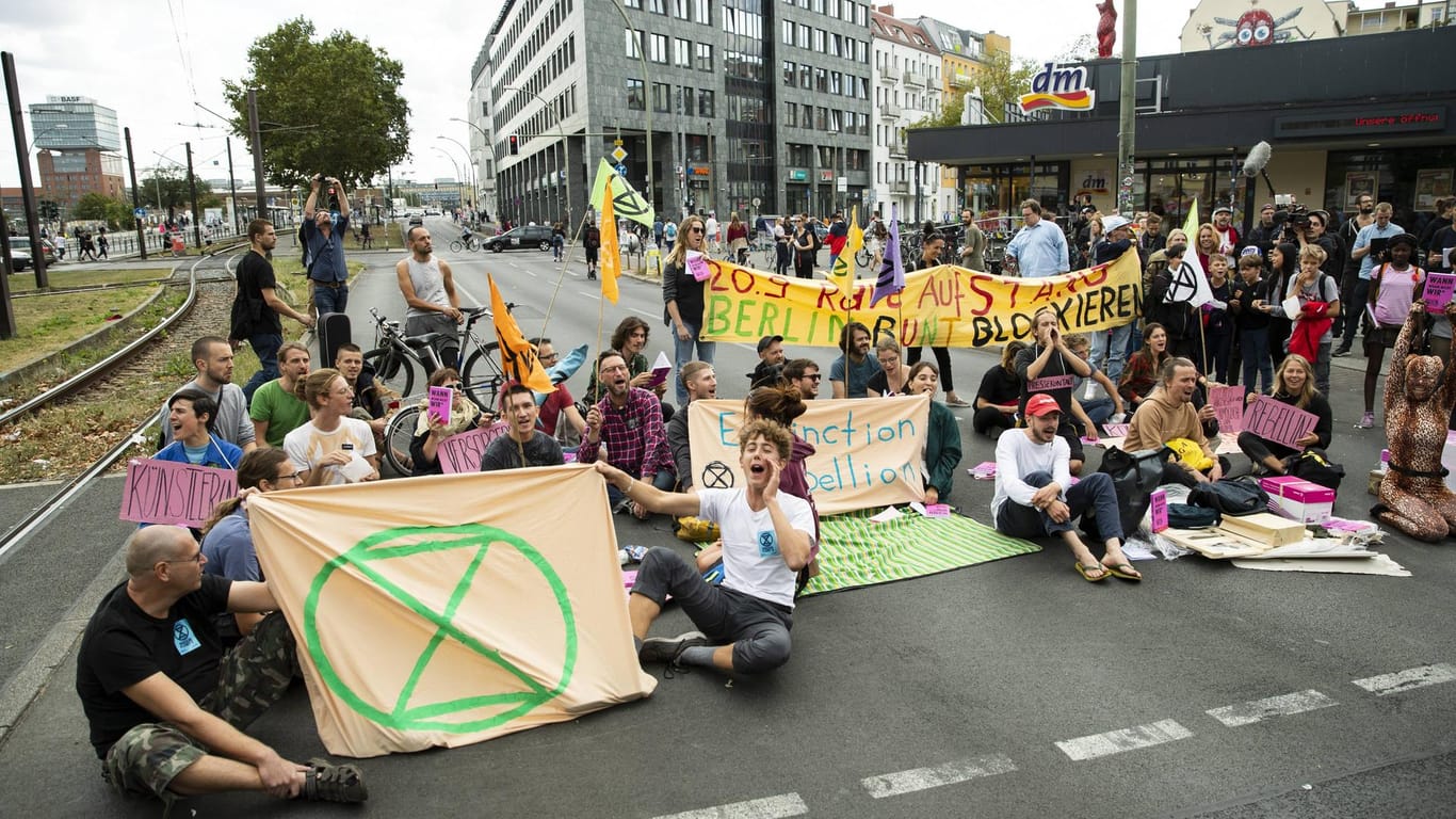 Aktivisten sitzen auf der Straße: "Extinction Rebellion"-Unterstützer blockierten Anfang September die Warschauer Straße in Berlin.