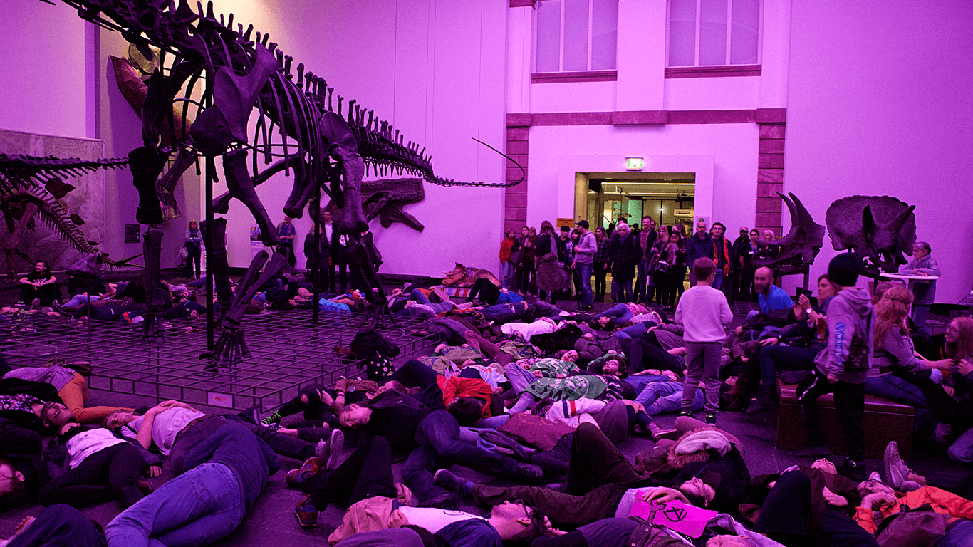 Menschen liegen auf dem Boden: Bei einem sogenannten "Die-in", wie hier im Frankfurter Naturmuseum, stellen die Aktivisten die Gefahr des Aussterbens dar.