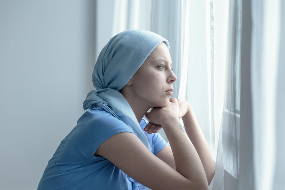 Frau mit Kopfbedeckung: Nach einer Chemotherapie erleiden die meisten Krebspatienten Haarausfall.