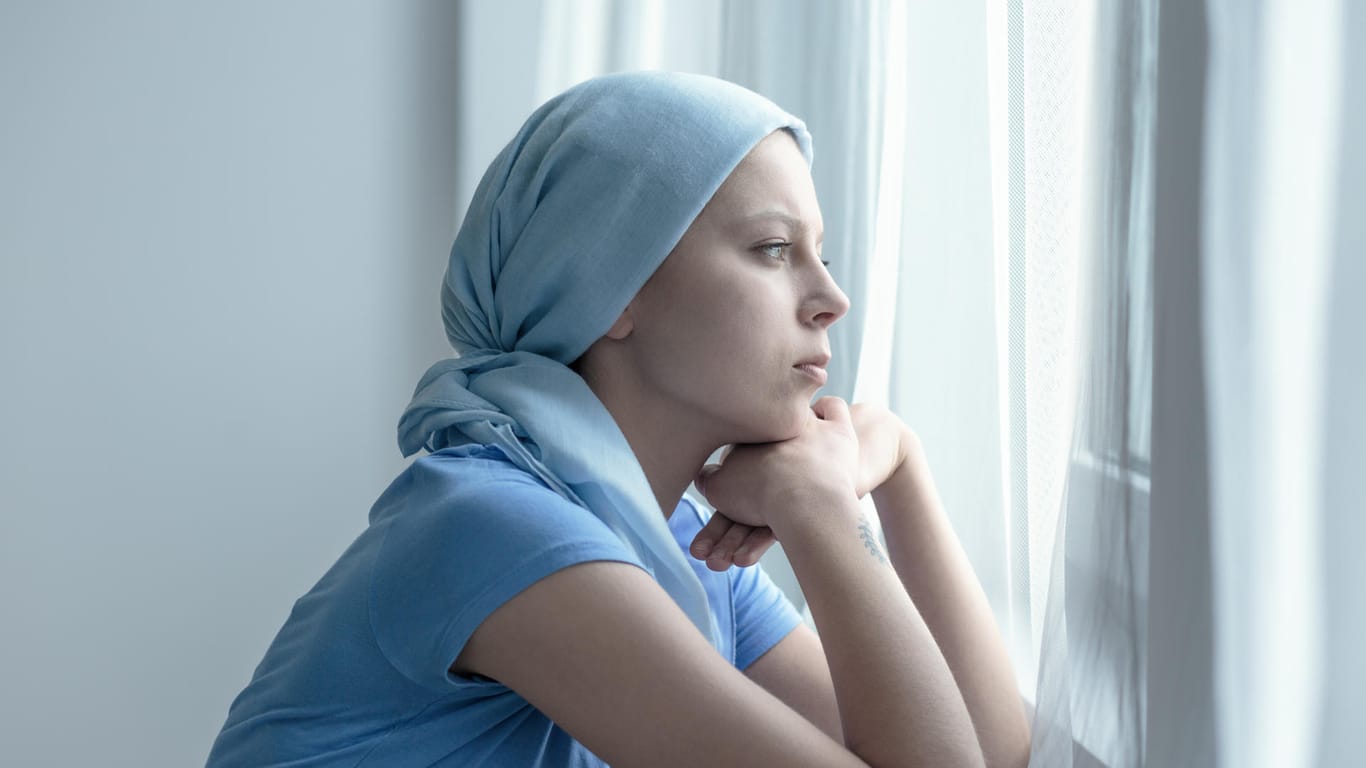 Frau mit Kopfbedeckung: Nach einer Chemotherapie erleiden die meisten Krebspatienten Haarausfall.