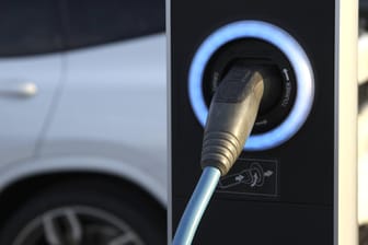Elektroauto an der Steckdose: Das Stromtanken ist zwar billig, der Unterhalt insgesamt laut eines neuen Kostenindex aber teuer.
