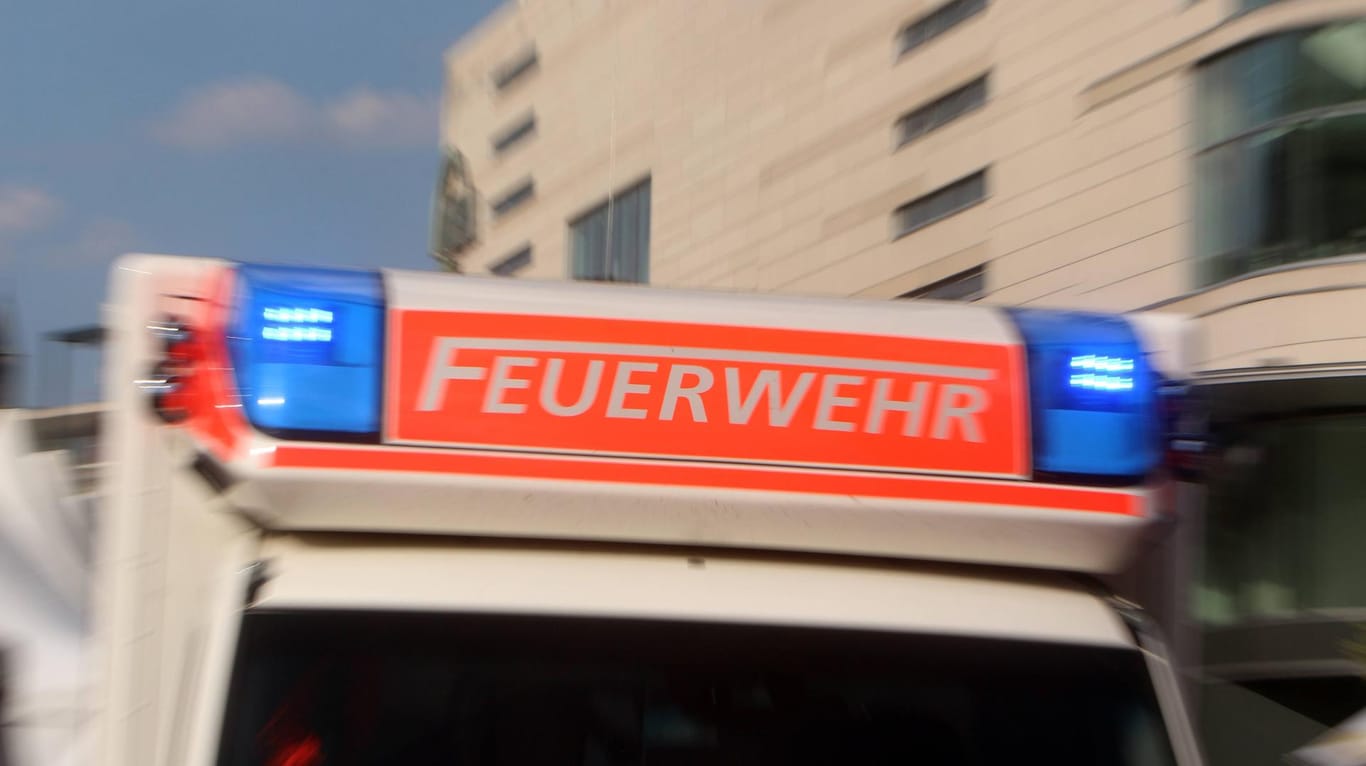 Rettungswagen im Einsatz: Bei dem Familienstreit in Hessen erlag eine Frau noch am Unglücksort ihren Verletzungen.