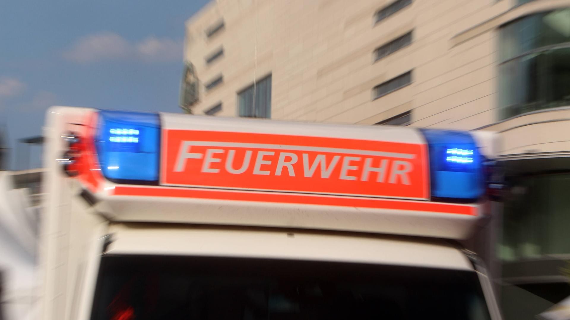 Rettungswagen im Einsatz: Bei dem Familienstreit in Hessen erlag eine Frau noch am Unglücksort ihren Verletzungen. Rettungswagen im Einsatz: Bei dem Familienstreit in Hessen erlag eine Frau noch am Unglücksort ihren Verletzungen.
