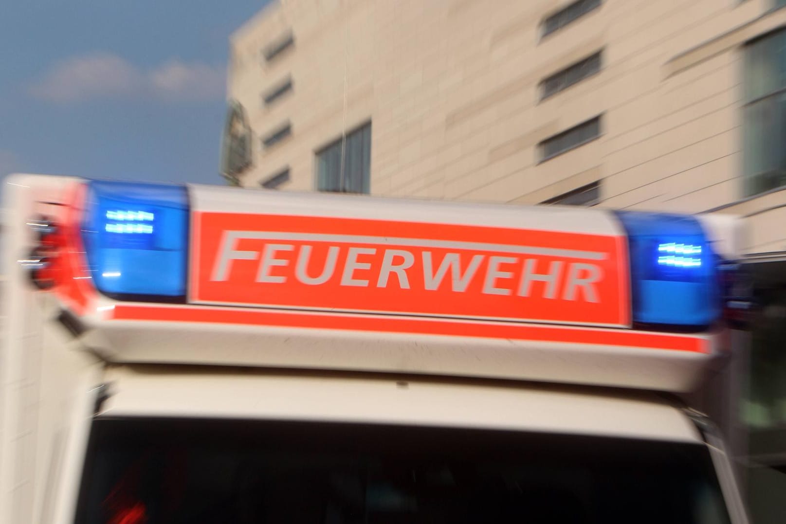 Rettungswagen im Einsatz: Bei dem Familienstreit in Hessen erlag eine Frau noch am Unglücksort ihren Verletzungen.
