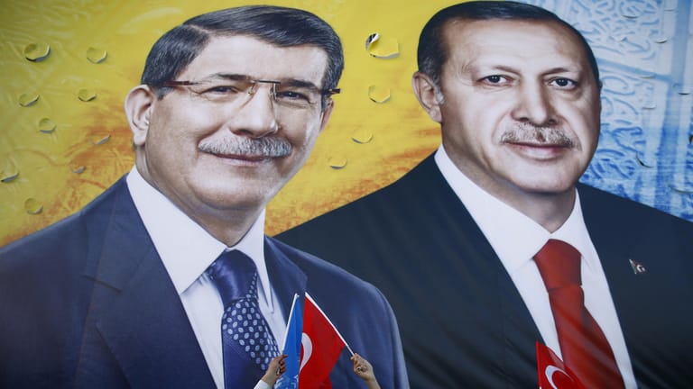 Ahmet Davutoglu und Recep Tayyip Erdogan: Lange machten sie gemeinsam Politik, nun ist Davutoglu aus der Regierungspartei AKP ausgetreten. (Archivbild aus dem Jahr 2015)