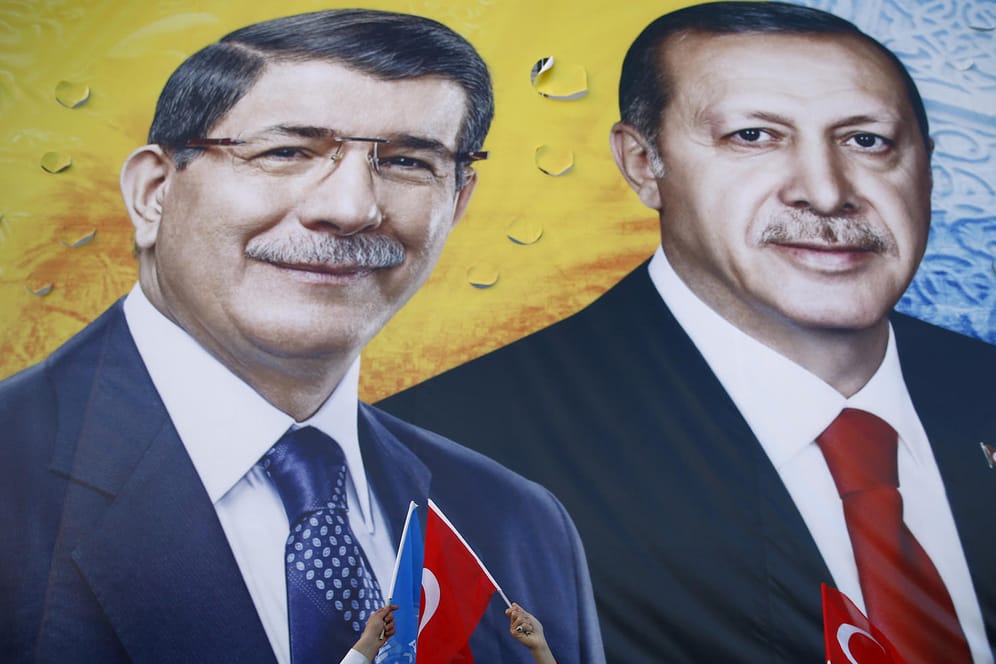 Ahmet Davutoglu und Recep Tayyip Erdogan: Lange machten sie gemeinsam Politik, nun ist Davutoglu aus der Regierungspartei AKP ausgetreten. (Archivbild aus dem Jahr 2015)