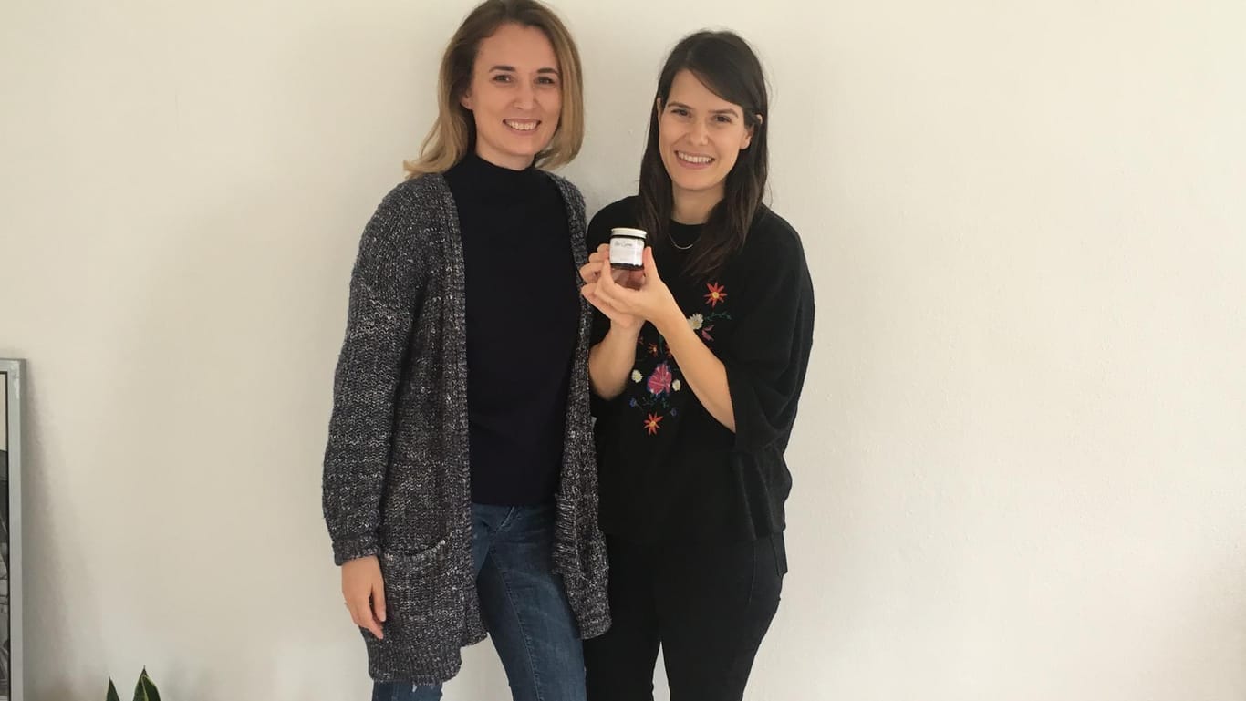 Zwei Frauen präsentieren ein Kosmetik-Döschen: Die "verpackmeinnicht"-Gründerinnen Veronika Bauer und Elina Giorgou stellen selbst Kosmetik auf Basis natürlicher Zutaten her.
