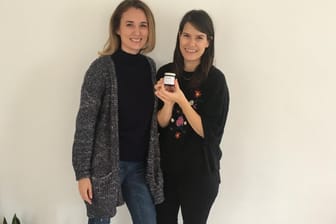 Zwei Frauen präsentieren ein Kosmetik-Döschen: Die "verpackmeinnicht"-Gründerinnen Veronika Bauer und Elina Giorgou stellen selbst Kosmetik auf Basis natürlicher Zutaten her.