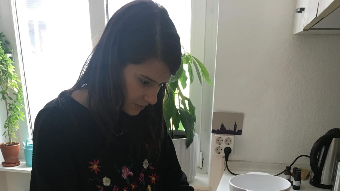 Eine Frau füllt Creme in ein Gefäß: Elena Giorgou liebt naturnahe Kosmetik.