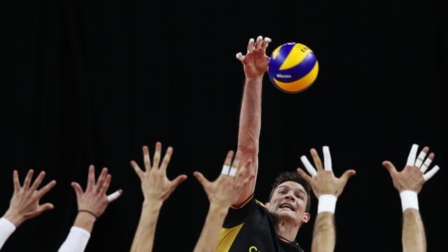 Der serbische Block wehrt einen Ball des Deutschen Christian Fromm (M) ab. Der serbische Block wehrt einen Ball des Deutschen Christian Fromm (M) ab.