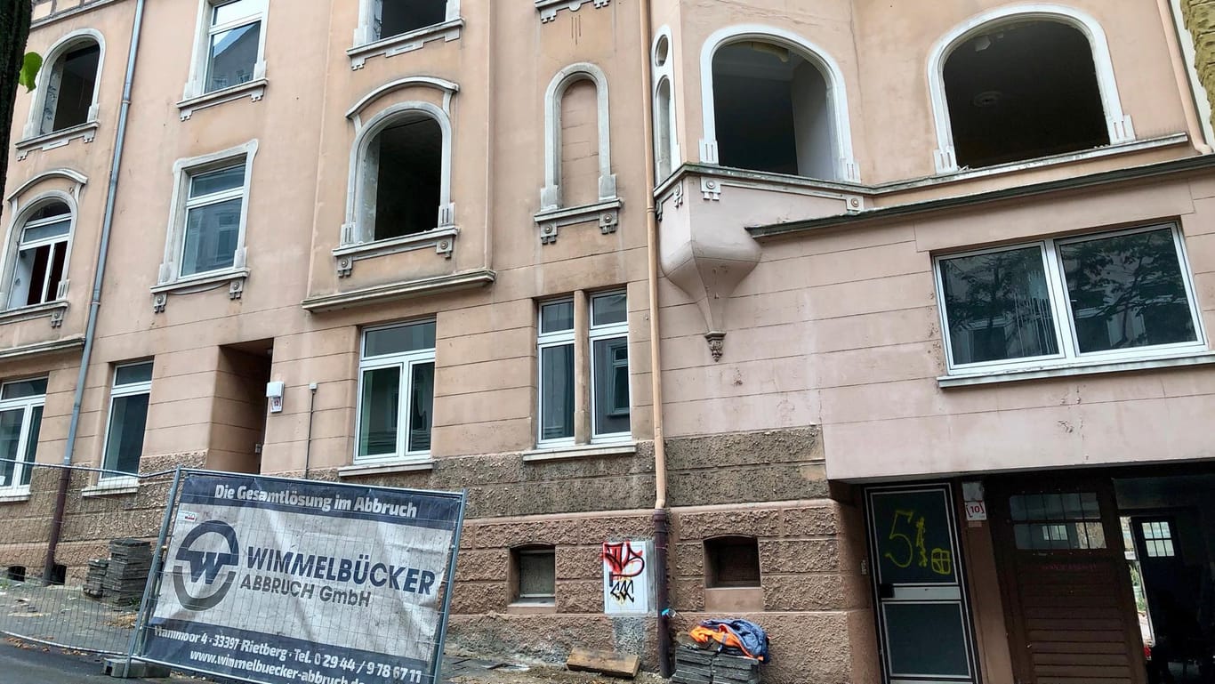 Ein leeres Haus mit einem Bauzaun davor: Die Bürgerinitiative möchte den Abriss des Wohnblocks zumindest in der Gustavstraße in Hagen (im Bild) durch den Landtag stoppen lassen.