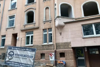 Ein leeres Haus mit einem Bauzaun davor: Die Bürgerinitiative möchte den Abriss des Wohnblocks zumindest in der Gustavstraße in Hagen (im Bild) durch den Landtag stoppen lassen.