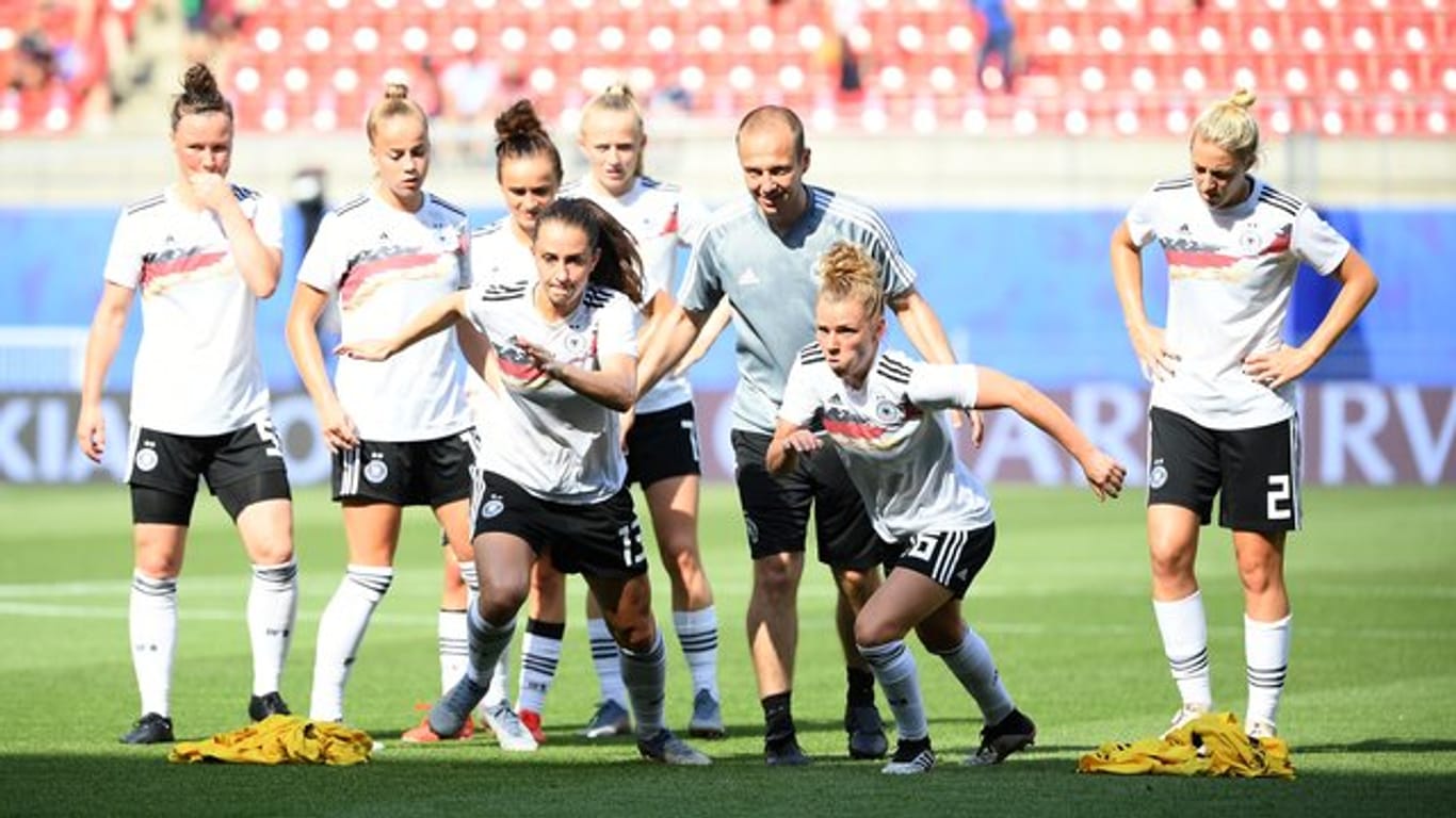 Die DFB-Spielerinnen beim Aufwärmen während der WM.
