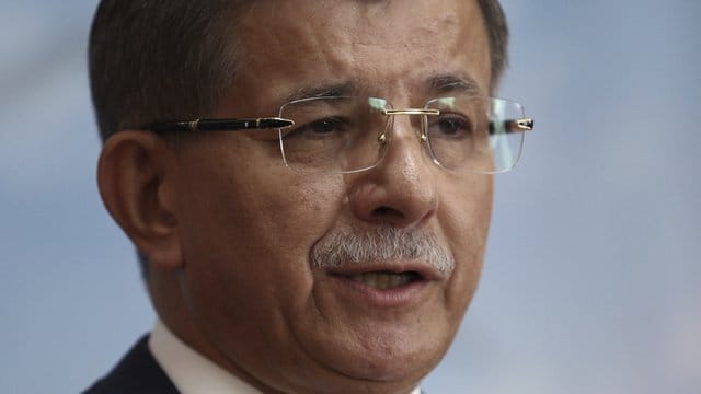 Ahmet Davutoglu, früherer Premierminister der Türkei, erklärt während einer Pressekonferenz seinen Austritt aus der Regierungspartei AKP von Präsident Erdogan. Ahmet Davutoglu, früherer Premierminister der Türkei, erklärt während einer Pressekonferenz seinen Austritt aus der Regierungspartei AKP von Präsident Erdogan.