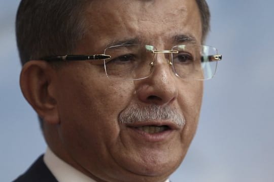 Ahmet Davutoglu, früherer Premierminister der Türkei, erklärt während einer Pressekonferenz seinen Austritt aus der Regierungspartei AKP von Präsident Erdogan.