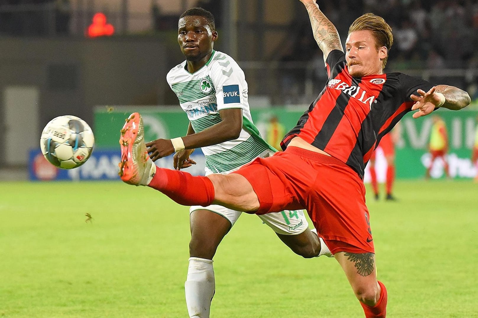 Wiesbadens Manuel Schäffler ist vor Nunoo Sarpei am Ball: Sein Tor reichte nicht zum Sieg.