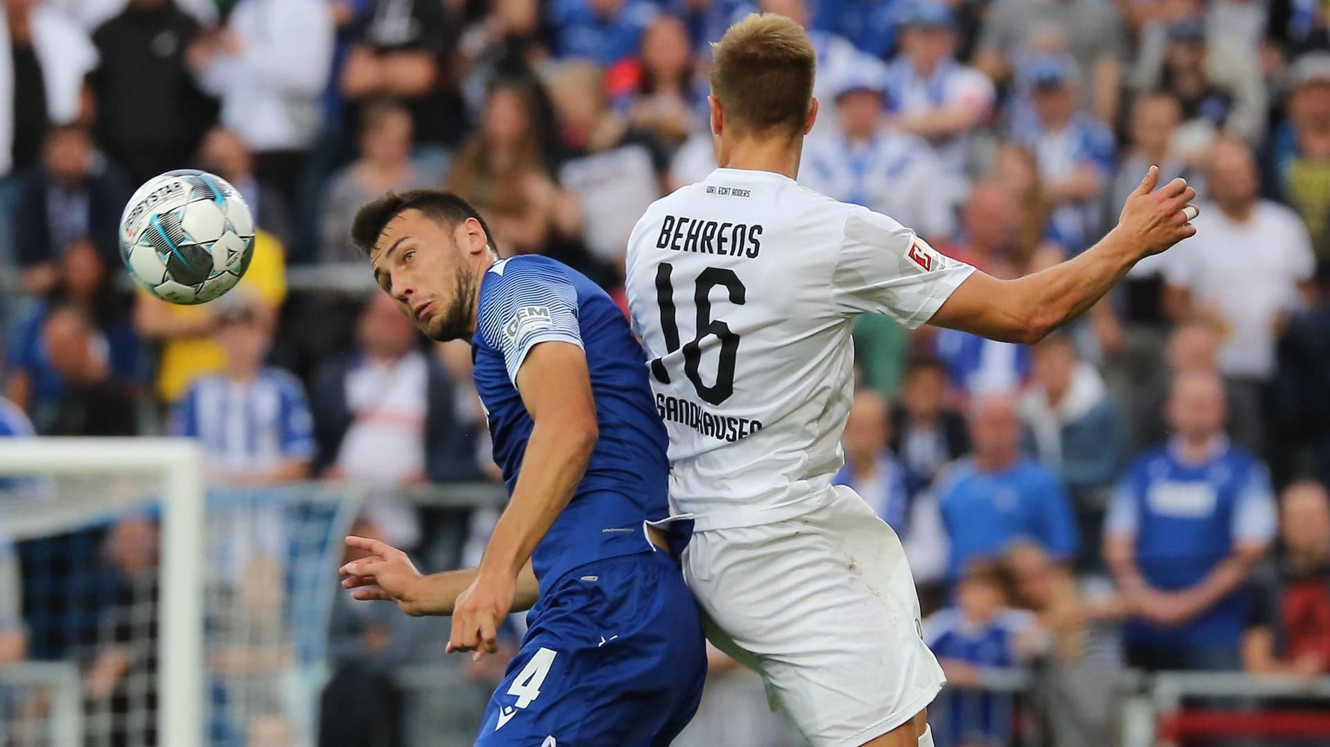 Kopfballduell zwischen Karlsruhes Lukas Fröde (l.) und Sandhausens Kevin Behrens: Die beiden Klubs aus Baden-Württemberg lieferten sich eine hitzige Partie.