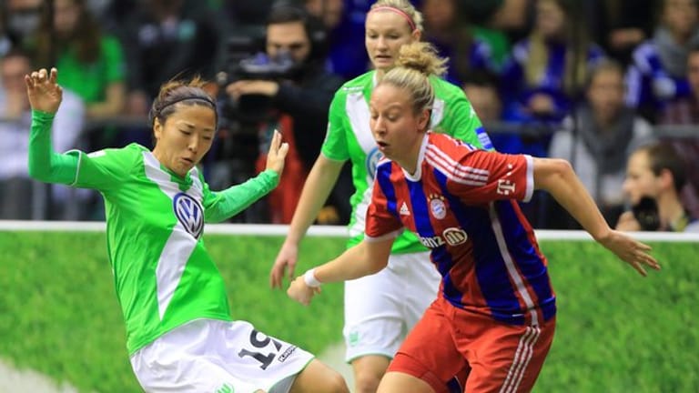 Im Achtelfinale des DFB-Pokals der Frauen treffen VfL Wolfsburg und FC Bayern München aufeinander.