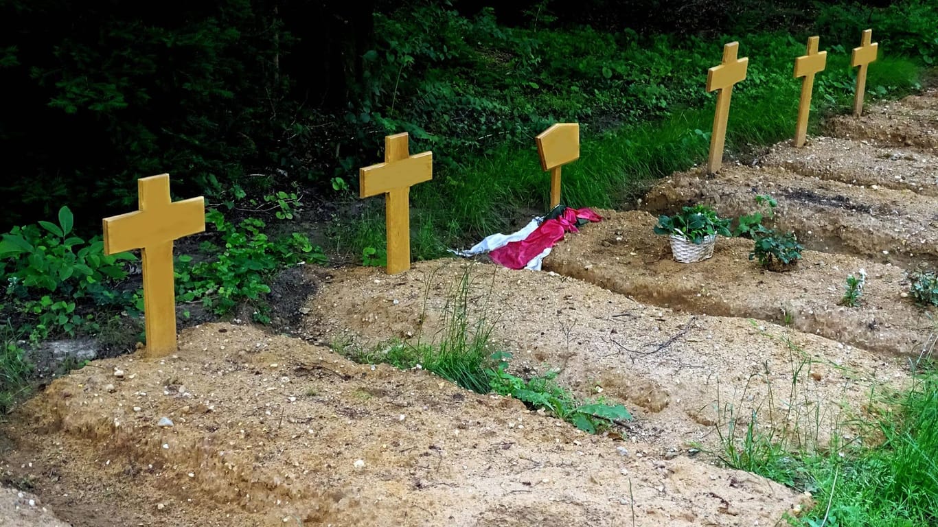Gräber auf einem Friedhof: Eine Studie über den Verwesungsprozess kommt zu einem erstaunlichen Ergebnis.