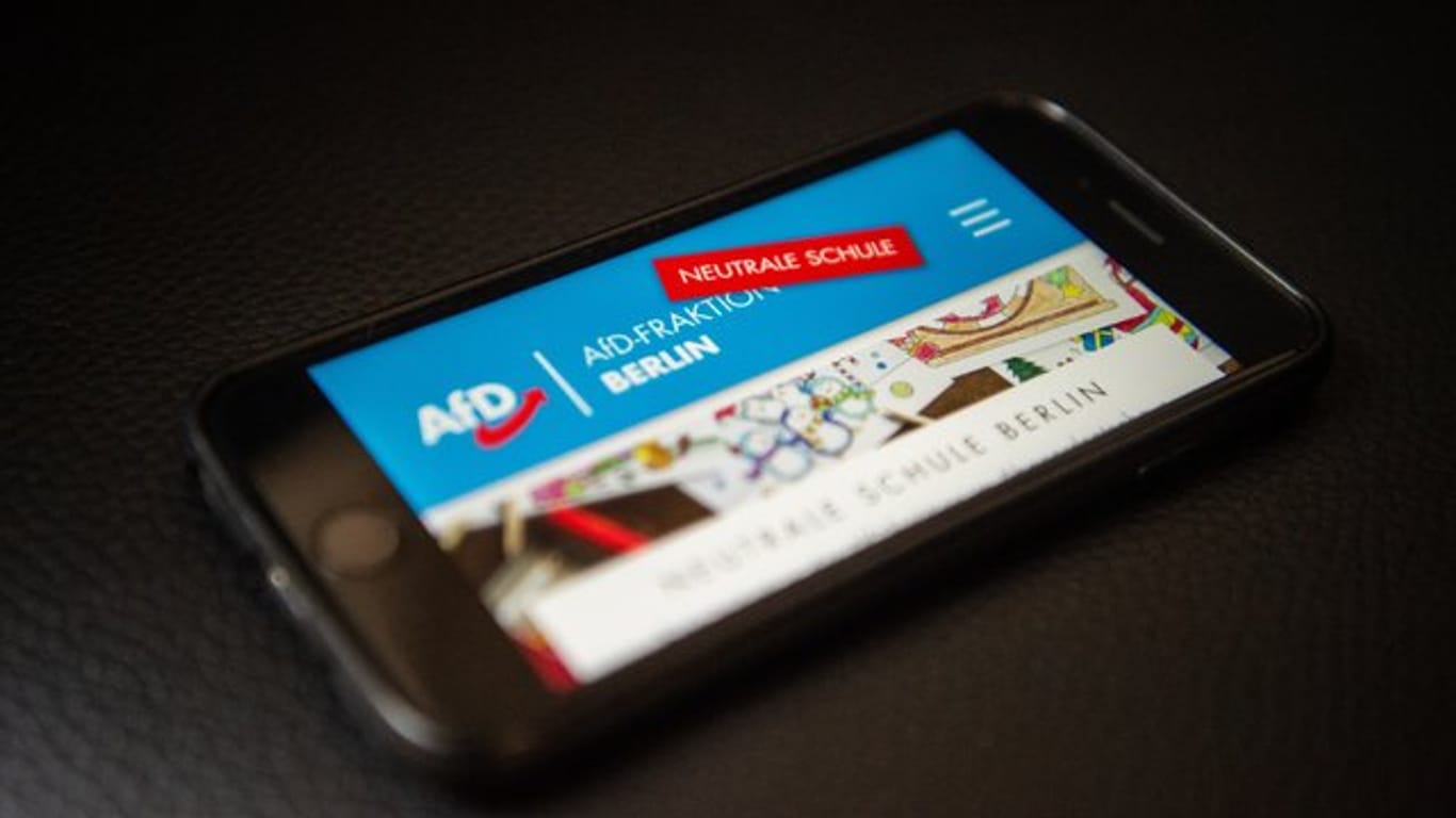 Ein Handy zeigt das Internetportal "Neutrale Schule" der Berliner AfD.