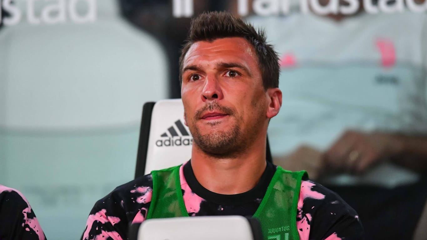 Mario Mandzukic auf der Bank: Der kroatische Stürmer ist bei Juventus Turin keine Stammkraft mehr.