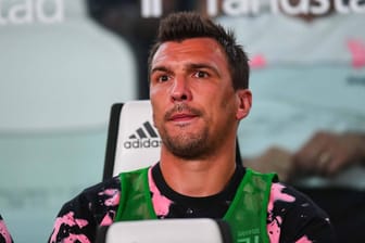 Mario Mandzukic auf der Bank: Der kroatische Stürmer ist bei Juventus Turin keine Stammkraft mehr.