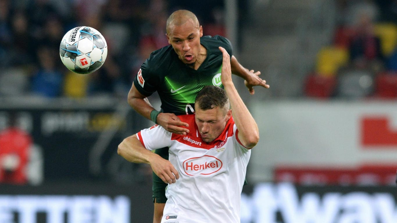 Wolfsburgs Marcel Tisserand springt höher als Oliver Fink: Die beiden Klubs lieferten sich eine packende Bundesliga-Begegnung.